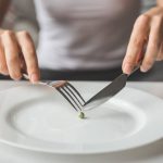 ما الفرق بين الأكل المضطرب واضطرابات الأكل
