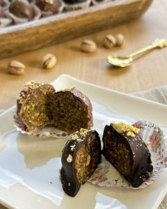 كرات التمر بالمكسرات مغطاة بالشوكولاتة